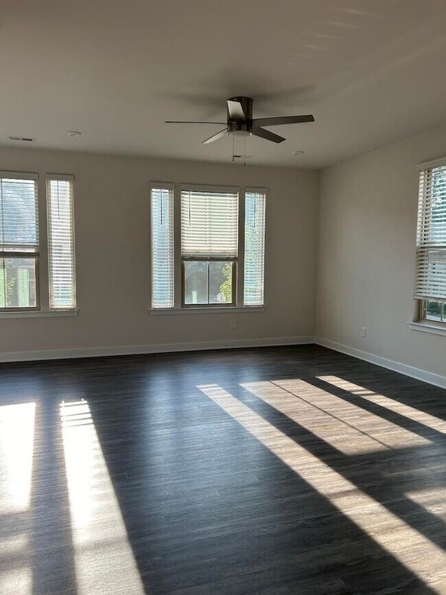 Building Photo - 3 Bed/2.5 Ba Townhome