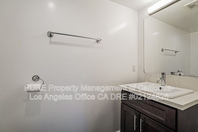 Building Photo - 1342 N Kenmore Ave