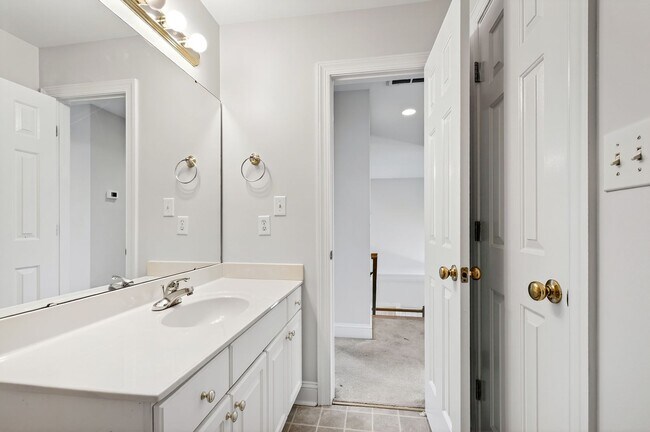 Building Photo - Move-In Ready Gem in Sought-After Dover Ridge!
