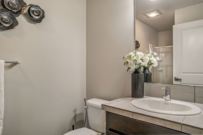 Building Photo - Modern Tri-Level 4BD/3.5BTH Townhouse in Lynnwood for Rent! Pet Friendly!