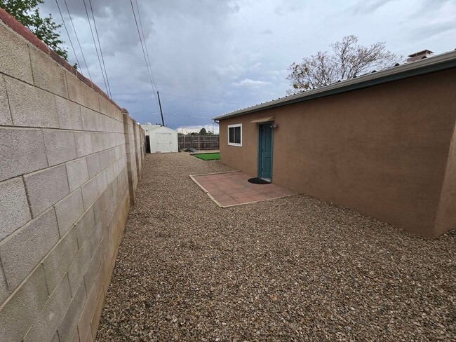 Building Photo - Spacious Home in NE Heights