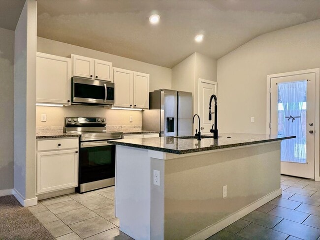 Building Photo - House For Rent