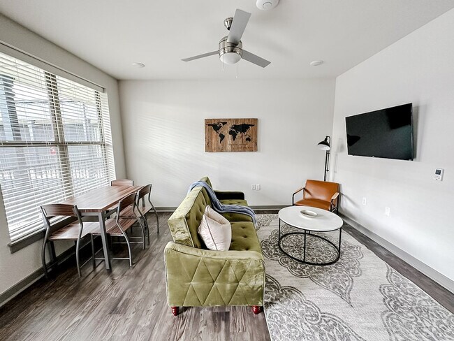 Primary Photo - 111 E 4th St