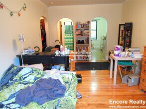 Building Photo - 349 Pleasant St