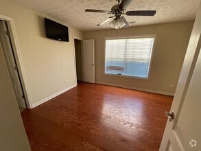 Building Photo - 4 bedrm, 3 bath, garage, pool, tennis cour...