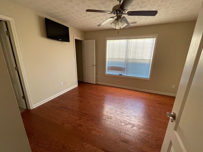 Primary Photo - 4 bedrm, 3 bath, garage, pool, tennis cour...