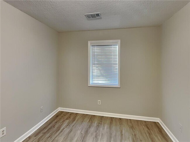 Building Photo - 5022 Hawthorne Ct