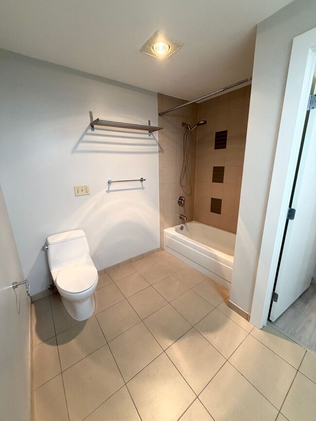 Building Photo - 1550 Eastlake Ave E