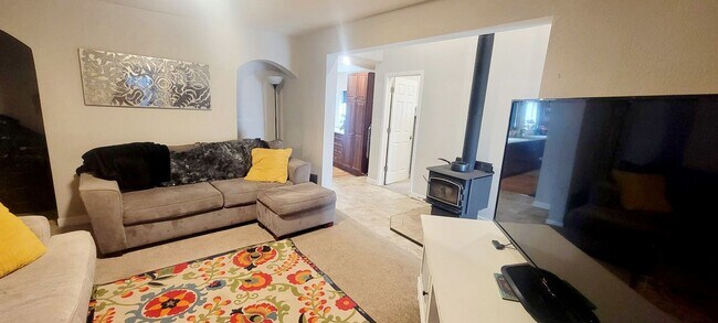 Building Photo - Pre-Lease Avail. 06/01 - Open & Bright, Updated Flooring, W/D Available