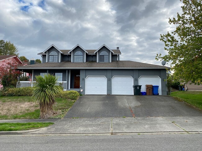 Building Photo - 3 Bedroom 2.5 Bath in North East Tacoma