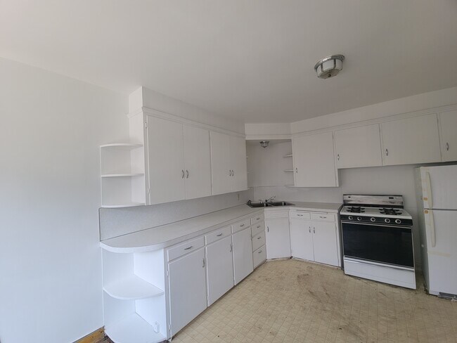 Building Photo - 3plex - Van Buren