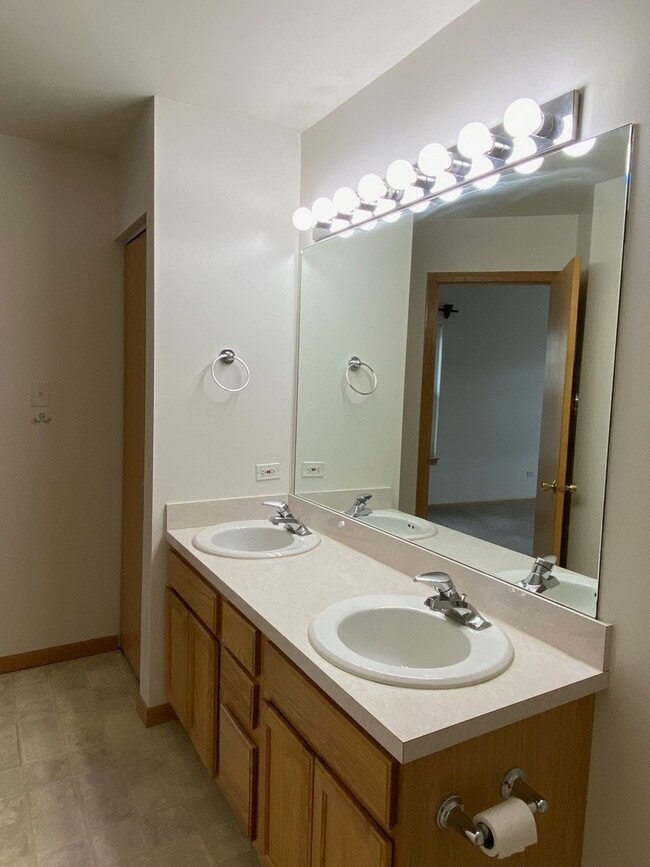 Building Photo - 2735 Canyon Dr