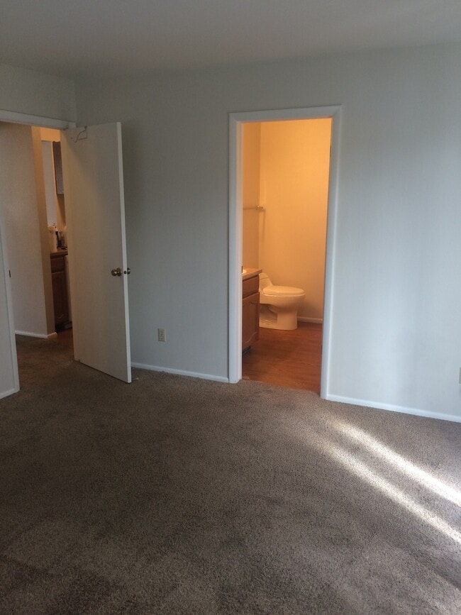 Building Photo - Very Nice 1 bed 2 bath with community pool.