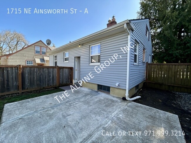 Building Photo - 3 Bedrooms in NE Portland!