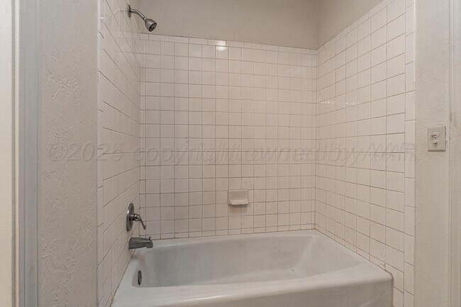 Building Photo - 5712 SW 48th Ave