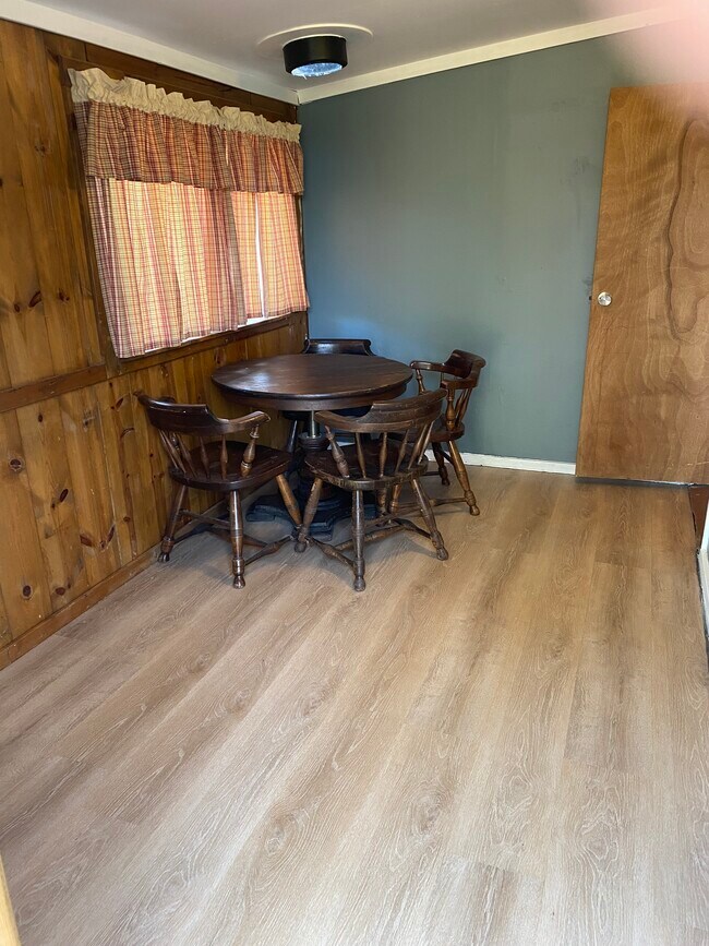 Foyer - 568 Armington Rd