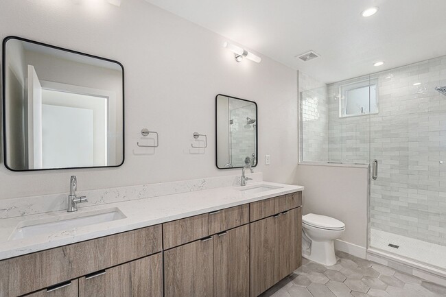 Building Photo - Spacious 3 bedroom home in the heart of Ed...