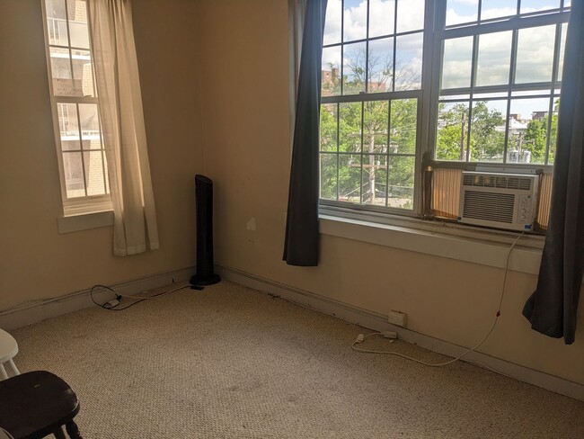 Building Photo - 3 BEDROOM APARTMENT NEXT TO JOHNS HOPKINS ...