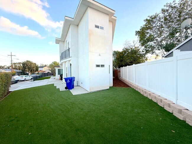 Building Photo - 5176-5178 Ewing St.