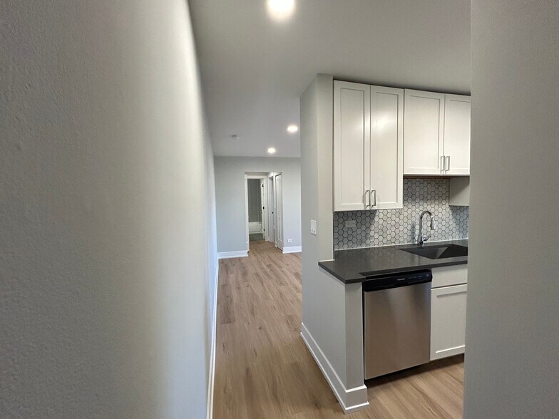 Building Photo - 540 W Aldine Ave