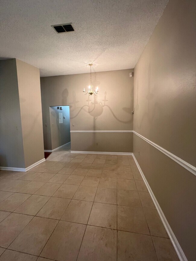 Building Photo - 2231 Treeo Ln