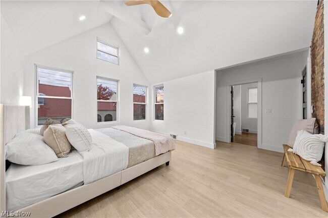 Building Photo - 1422 W 77th St