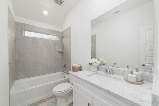 Building Photo - 1118 Elsinore Dr