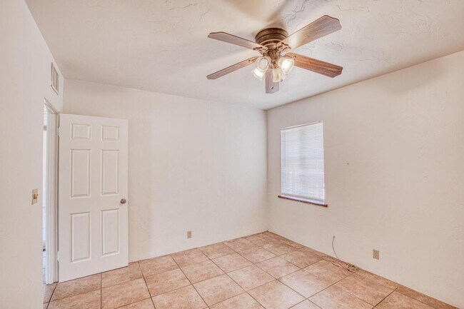 Building Photo - 1304 E Linden St