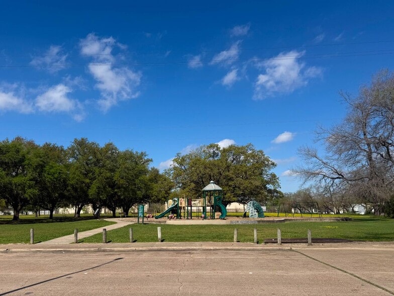 Building Photo - 3233 Real St