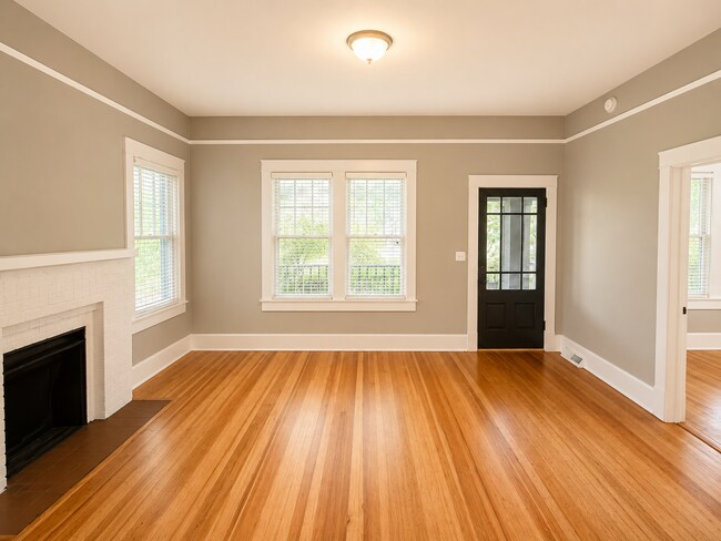Building Photo - 2827 Wilmot Ave
