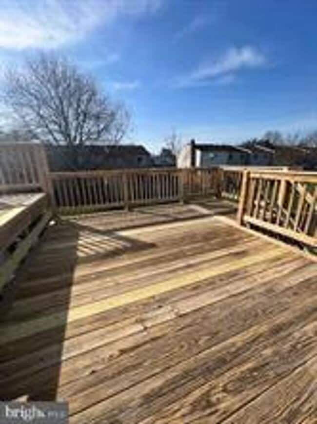 Building Photo - WELL MAINTAINED END UNIT TOWNHOUSE IN FARMBROOK