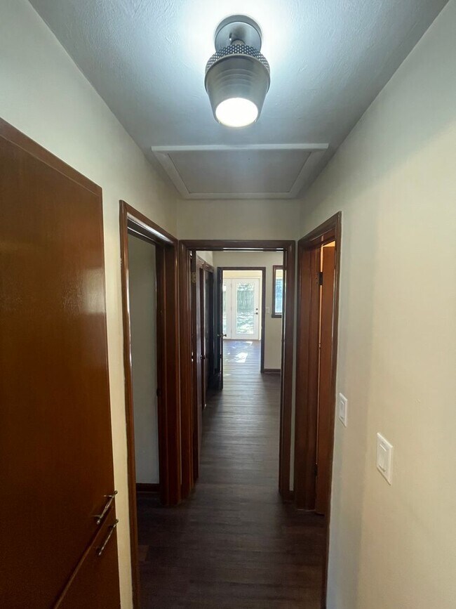 Building Photo - Beautiful 3 bedroom 2 bath home located in Southern Hills Subdivision