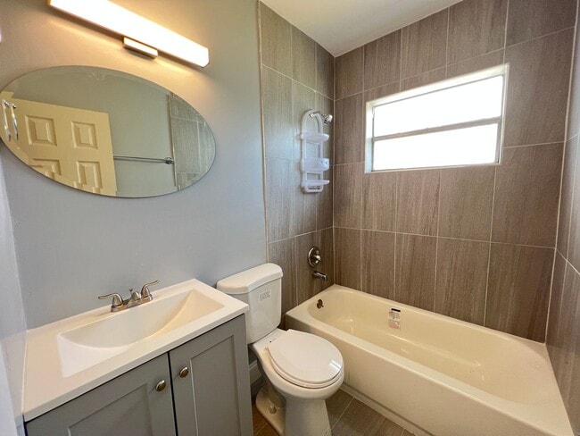 Building Photo - 2 Bedroom 1 Bath unit Move-In Ready Home in West Park!