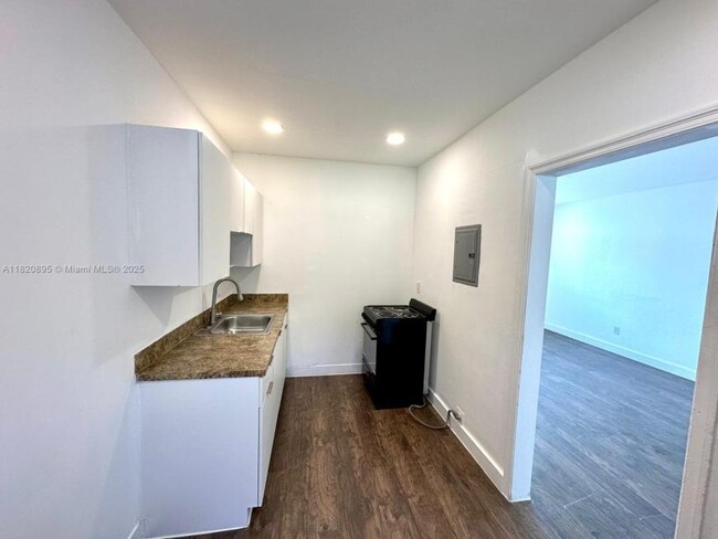 Building Photo - 2 bedroom in Miami FL 33162
