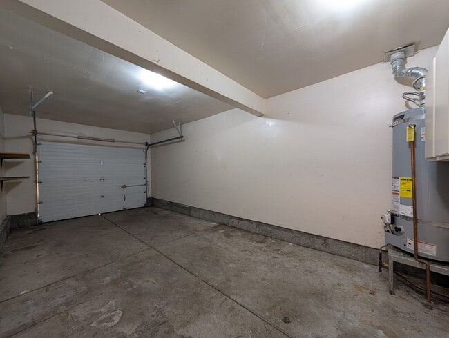 Building Photo - 3 bdrm/2 bthrm Duplex with Single Car Gara...