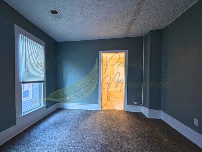 Building Photo - AVAILABLE NOW!!!!!