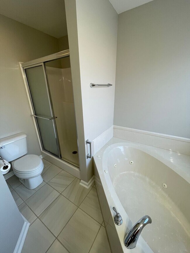 Building Photo - 122 Saddlecreek
