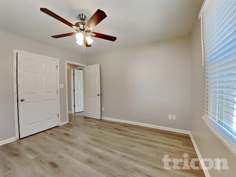 Building Photo - 101 N Lakeside Dr