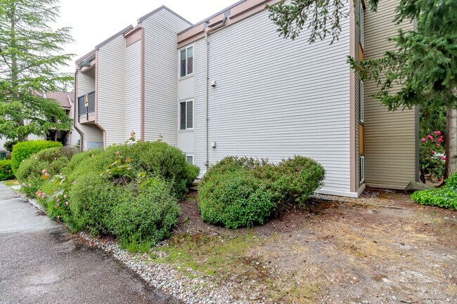 Building Photo - Bellevue Manor Condo, Great Location acros...