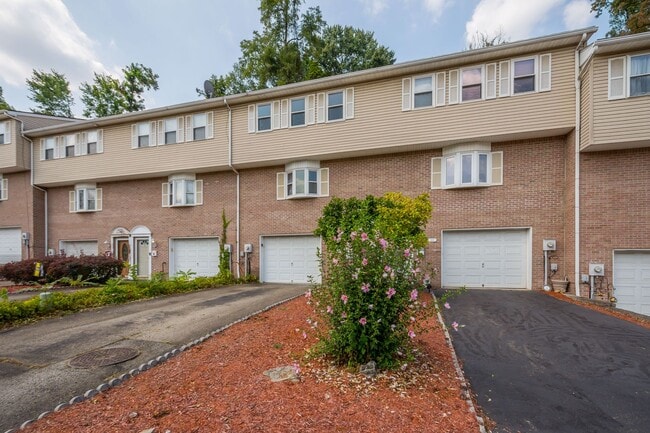 Building Photo - AVAILABLE OCT 1ST! 2-BEDROOM TOWNHOME IN N...