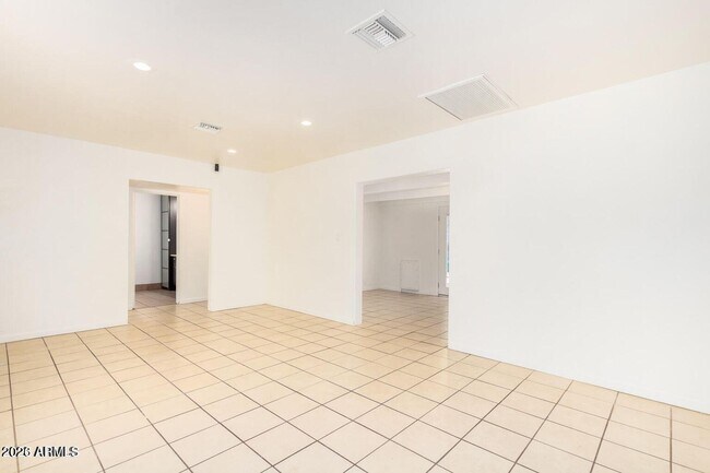 Building Photo - 2441 E Edgemont Ave