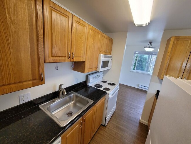 Building Photo - Spacious 2 bedroom with hardwood floors. W...