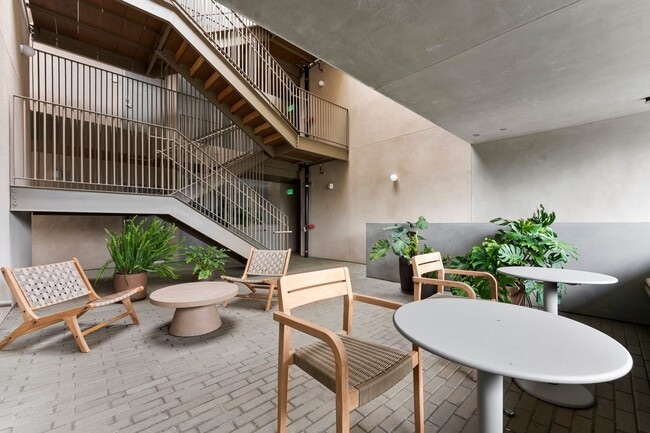 Building Photo - Fora