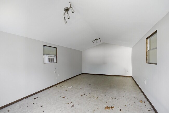 Building Photo - Newly remodeled Lovely 3-bed 2 Bath Home in desirable Location!!