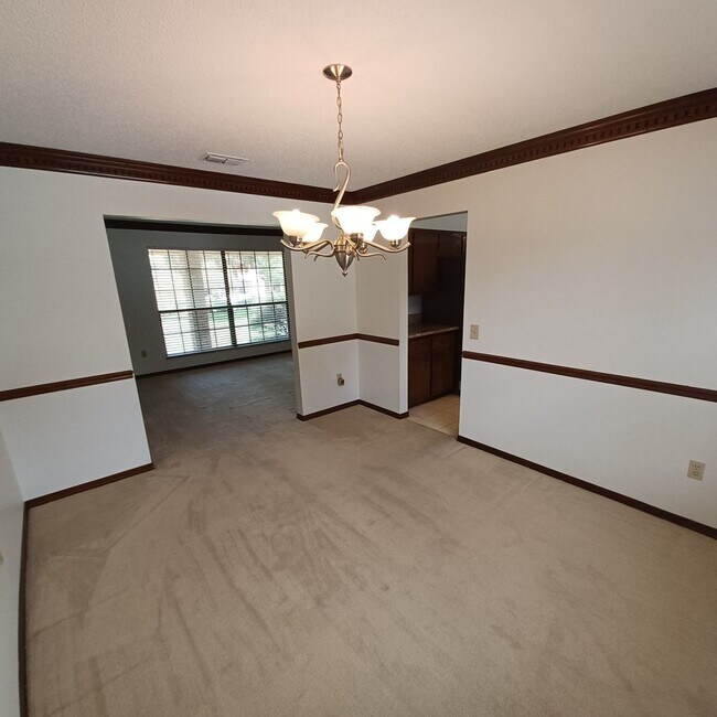 Building Photo - 2295 Foxwood Dr