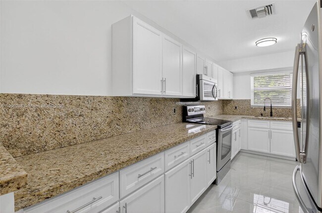 Building Photo - 5276 Pine Tree Dr