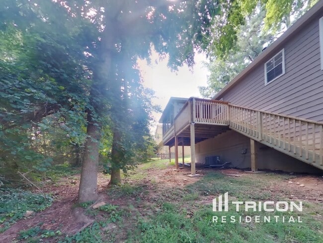 Building Photo - 1025 Brenton Dr NW