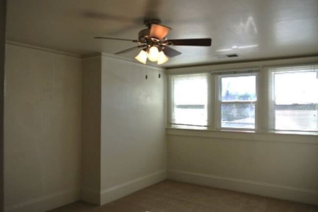 Building Photo - Charming Craftsman-Style 2BD/1BA Duplex – ...