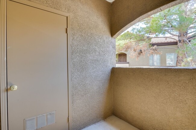 Building Photo - Cozy 1-Bed Apartment with Fireplace – Your...