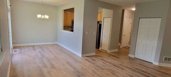 Building Photo - 321 Robin Glen Ln